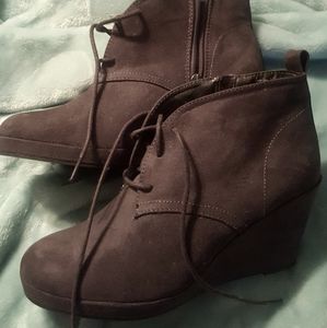 Very stylish lace up suade wedge booties!